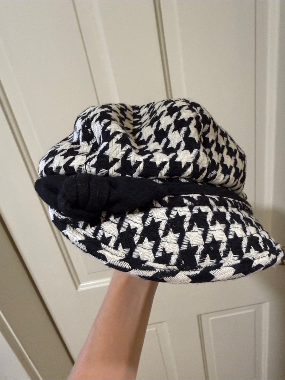 60s San Diego Hat Company Black and White Houndstooth Newsboy Cap with Side Knot